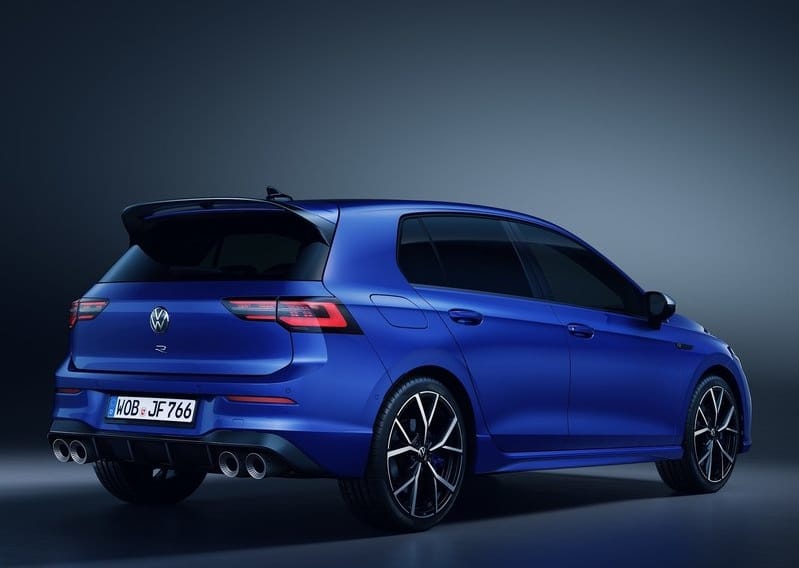 Koyu fonda mavi Volkswagen Golf R arka üç çeyrek görünümü