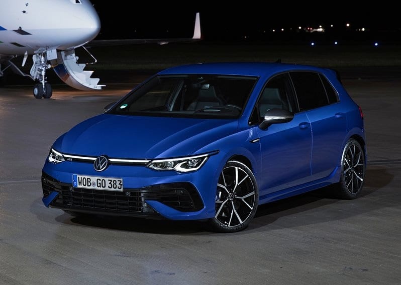 Gece apronunda uçak yanında mavi Volkswagen Golf R