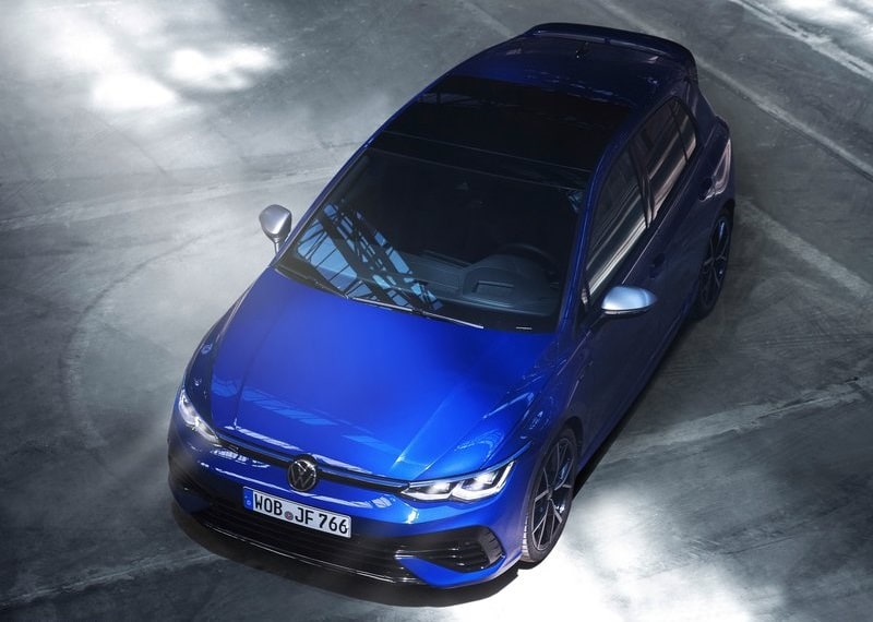 Hangarda yukarıdan görülen mavi Volkswagen Golf R