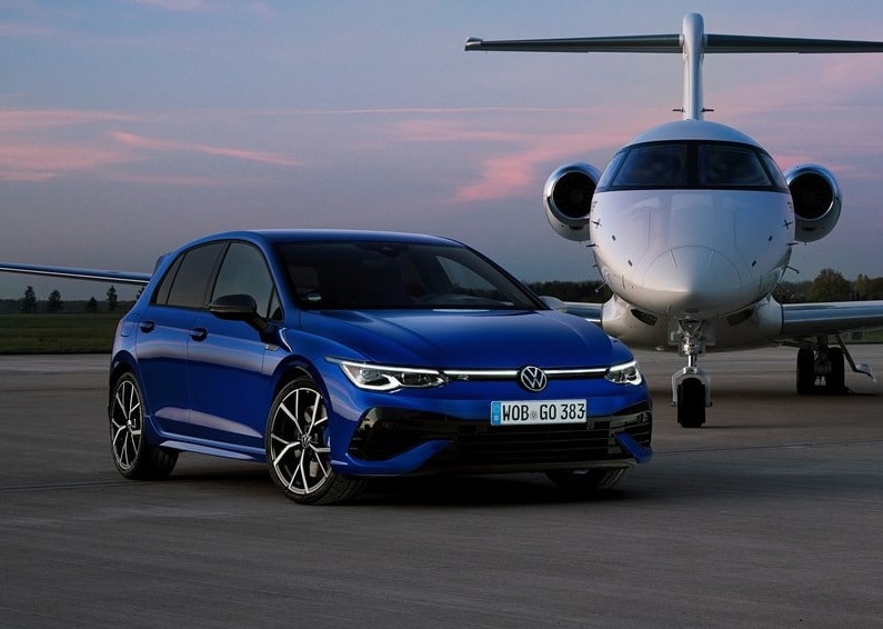 Özel jet önünde mavi Volkswagen Golf R ön görünümü