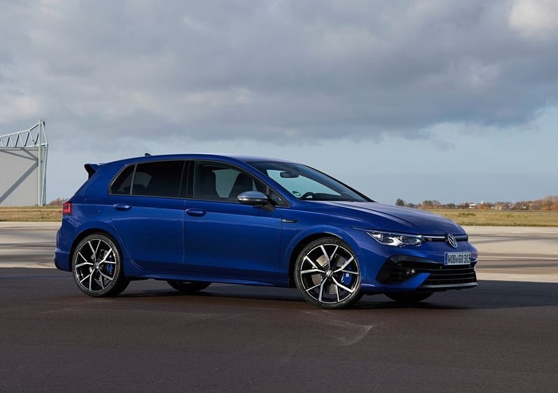 Pist üzerinde mavi Volkswagen Golf R ön yan görünümü