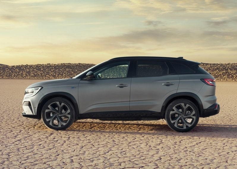 Renault Austral açık renk gövdeyle yandan görünüm