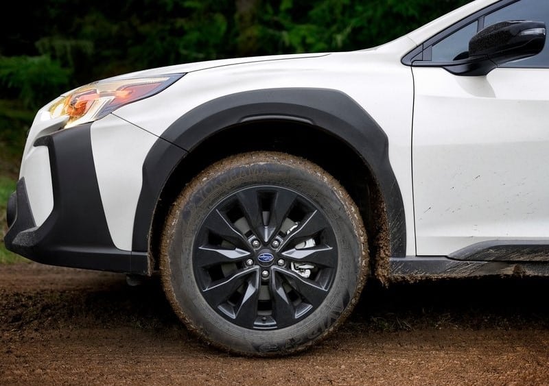 2023 Subaru Outback ön çamurluk kaplaması ve jant detayı