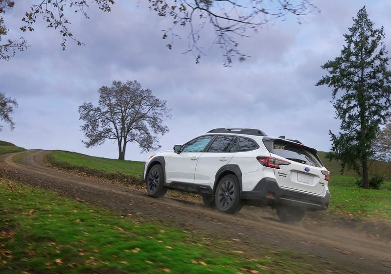 Subaru Outback arkadan üç çeyrek dış görünüm