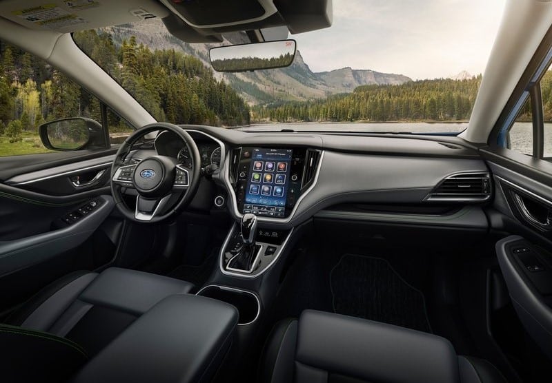 Subaru Outback ön kabin ve merkezi dokunmatik ekran
