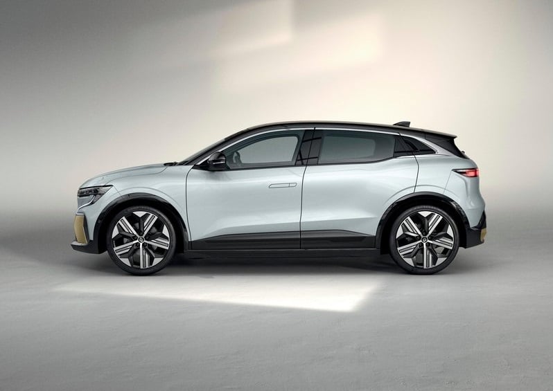 Renault Megane E-Tech Ağustos Fiyat Listesi için gümüş aracın yan profil görseli
