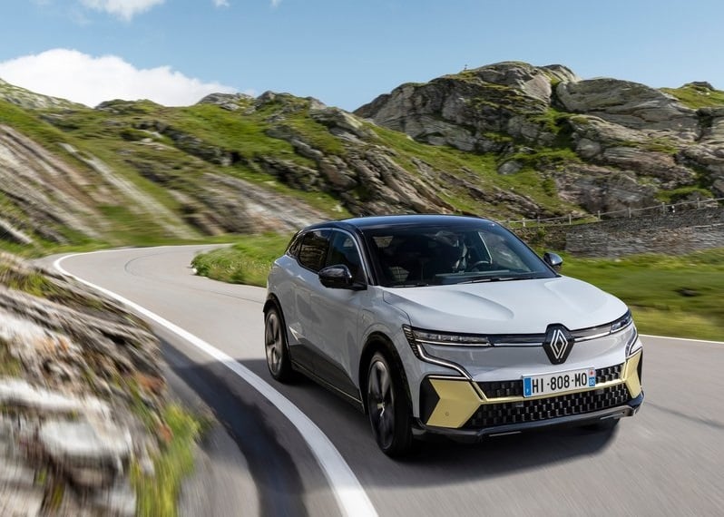Renault Megane E-Tech virajlı dağ yolunda ön yan görünüm