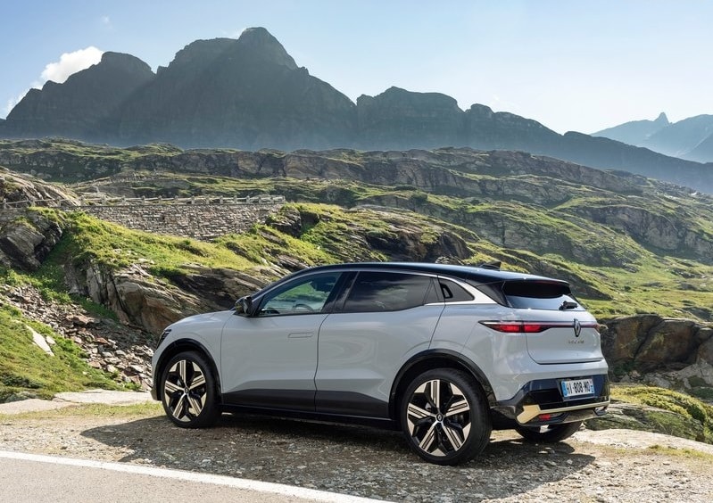 Renault Megane E-Tech dağ manzarasında park halinde arka yan görünüm