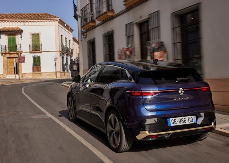 Lacivert Renault Megane E-Tech şehir yolunda arkadan görünüm