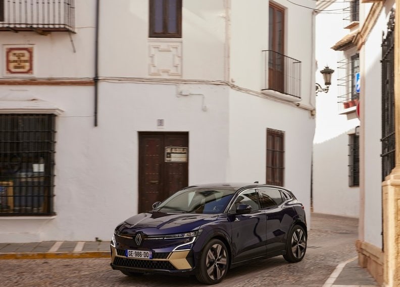 Lacivert Renault Megane E-Tech dar şehir sokağında ön yan görünüm