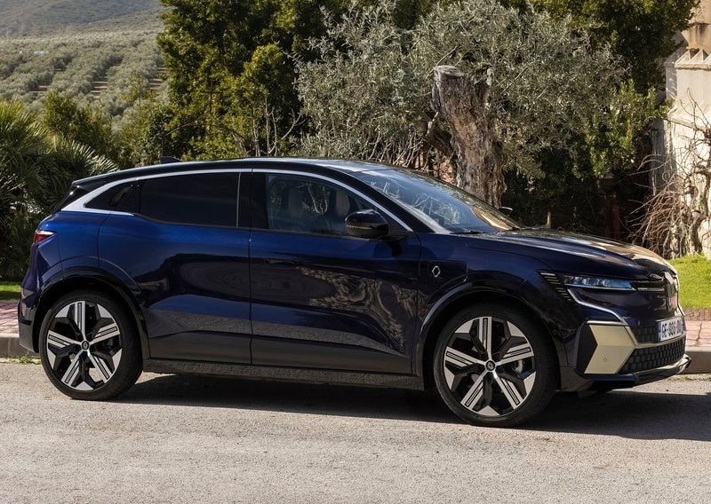 Lacivert Renault Megane E-Tech park halinde yan profil