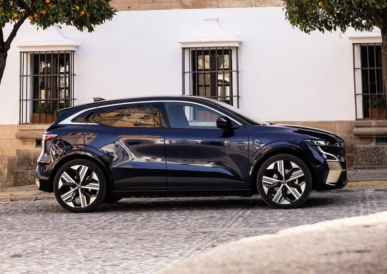 Lacivert Renault Megane E-Tech taş sokakta yan profil