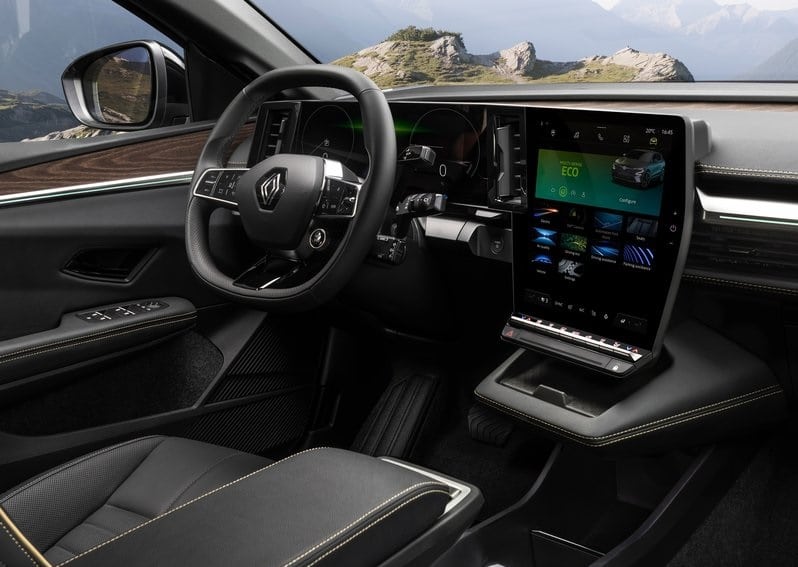 Renault Megane E-Tech direksiyon ve dikey OpenR ekranlı kokpit