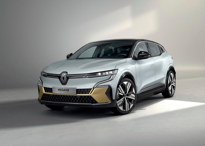 Gümüş Renault Megane E-Tech ön ve yan gövde görünümü