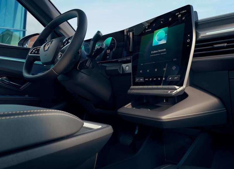 Renault Megane E-Tech direksiyon ve dikey multimedya ekranı
