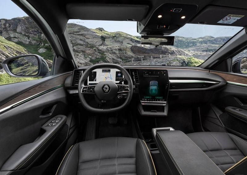 Renault Megane E-Tech ön koltuklardan geniş kokpit görünümü