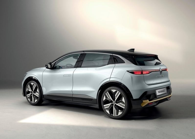 Gümüş Renault Megane E-Tech arka ve yan gövde görünümü