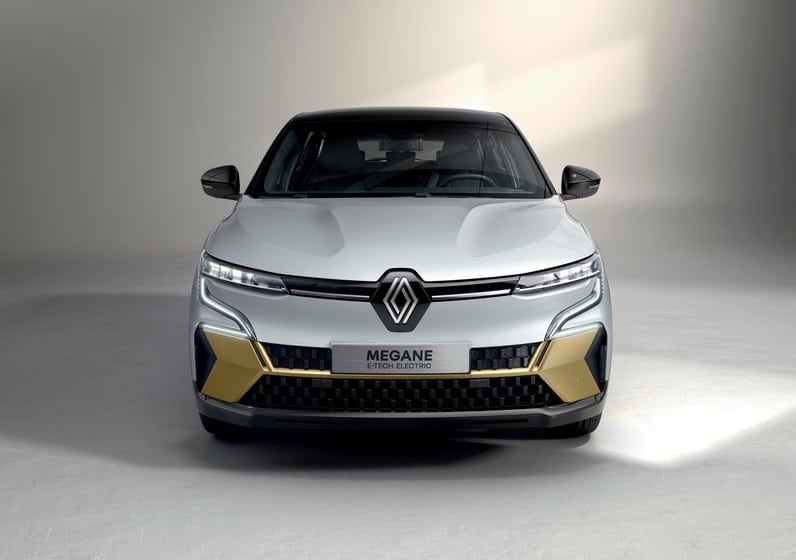Gümüş Renault Megane E-Tech önden stüdyo görünümü