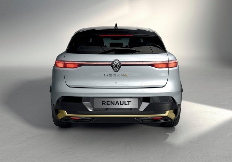 Gümüş Renault Megane E-Tech arkadan stüdyo görünümü