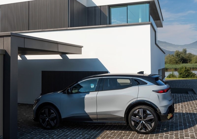 Renault Megane E-Tech modern yapı önünde yan profil