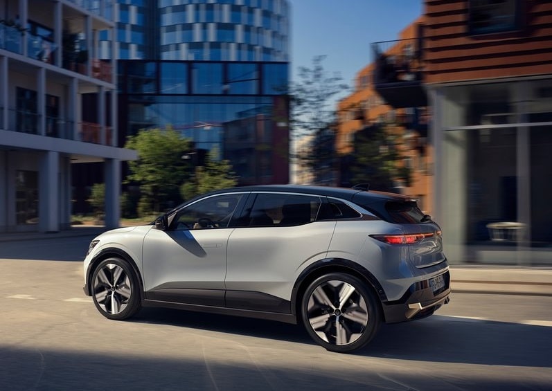 Renault Megane E-Tech şehir yolunda yan hareket görünümü