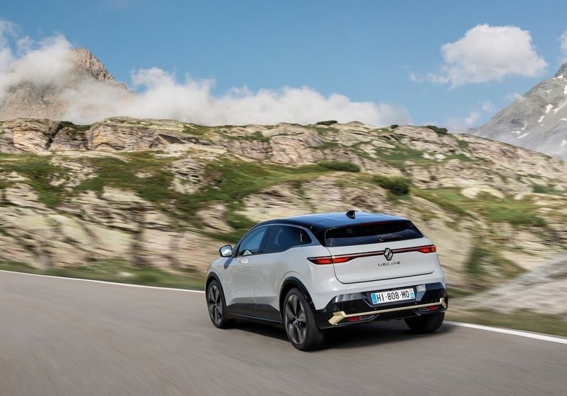 Renault Megane E-Tech dağ yolunda arkadan hareket görünümü