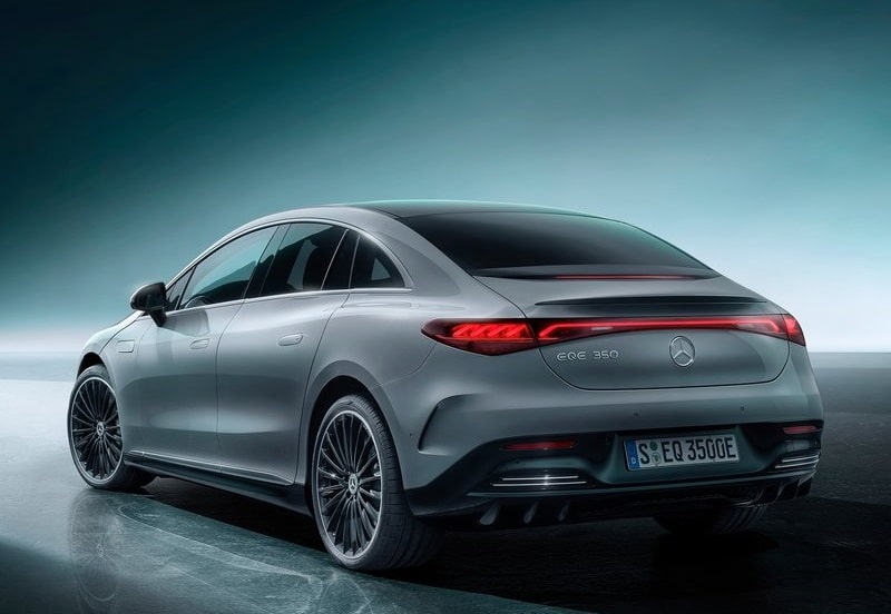 Mercedes-Benz EQE fiyat listesi yazısındaki gri EQE sedanın arka üç çeyrek görünümü