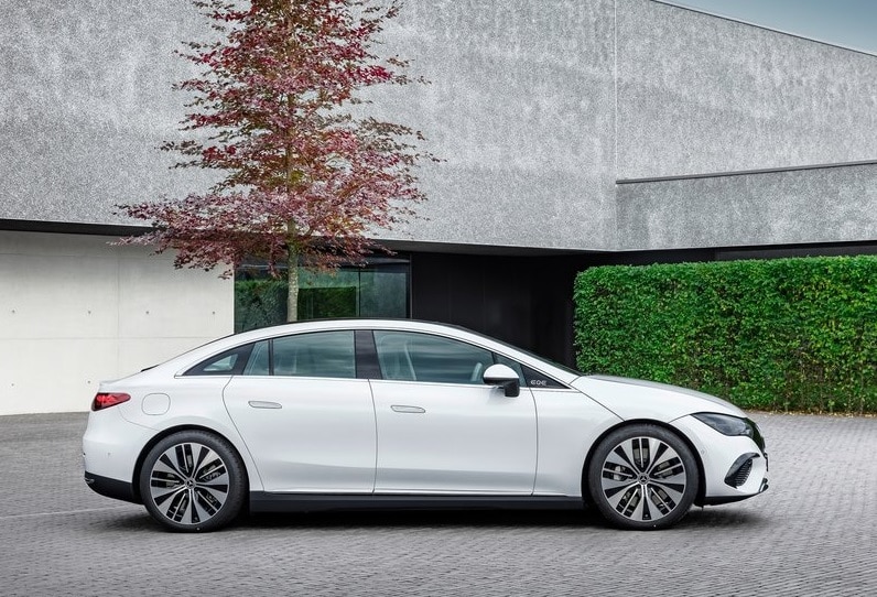 Beyaz Mercedes-Benz EQE sedanın park halinde tam yan profili