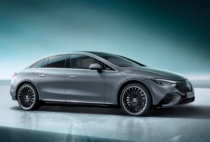 Gri Mercedes-Benz EQE sedanın stüdyo ortamında yan ve ön görünümü