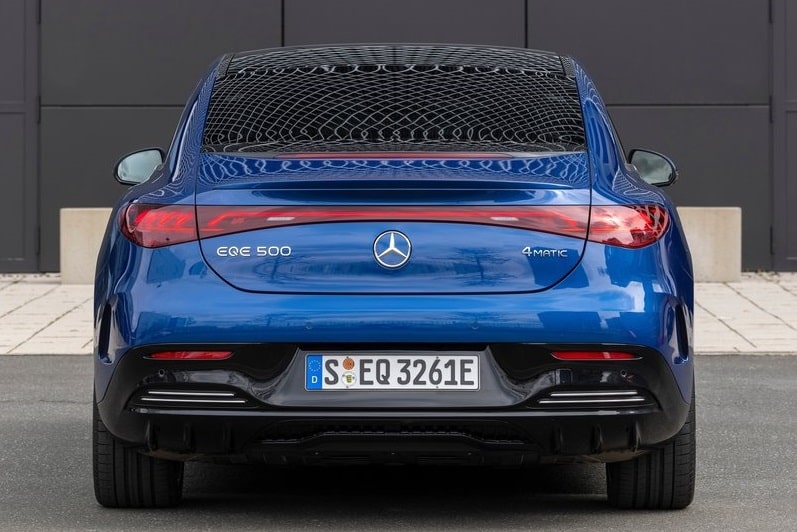 Mavi Mercedes-Benz EQE 500 4MATIC sedanın arkadan düz görünümü