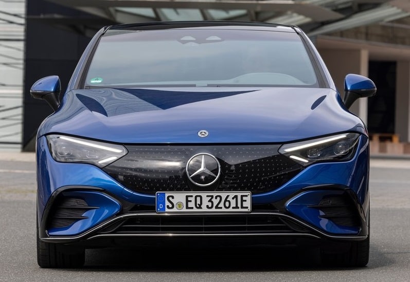 Mavi Mercedes-Benz EQE sedanın önden düz görünümü ve siyah ön paneli