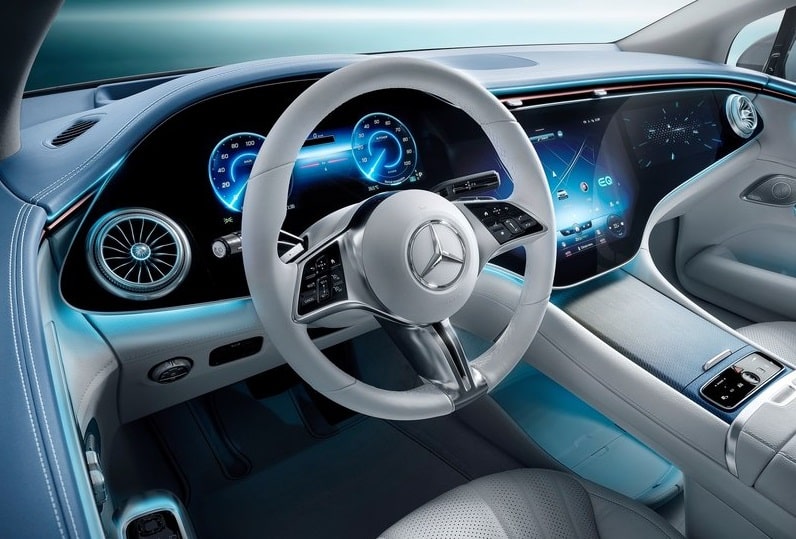 Mercedes-Benz EQE iç mekânında açık renk direksiyon ve geniş dijital ekranlar