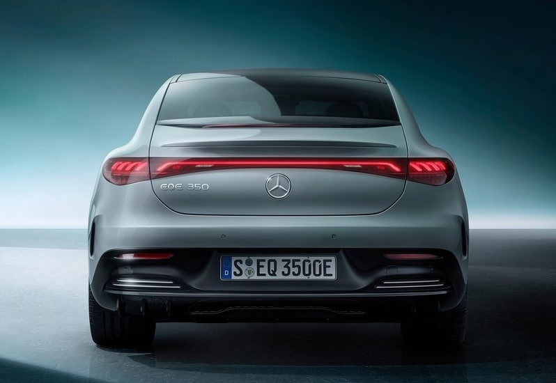 Gri Mercedes-Benz EQE sedanın arkadan görünümü ve tam genişlikte stop şeridi