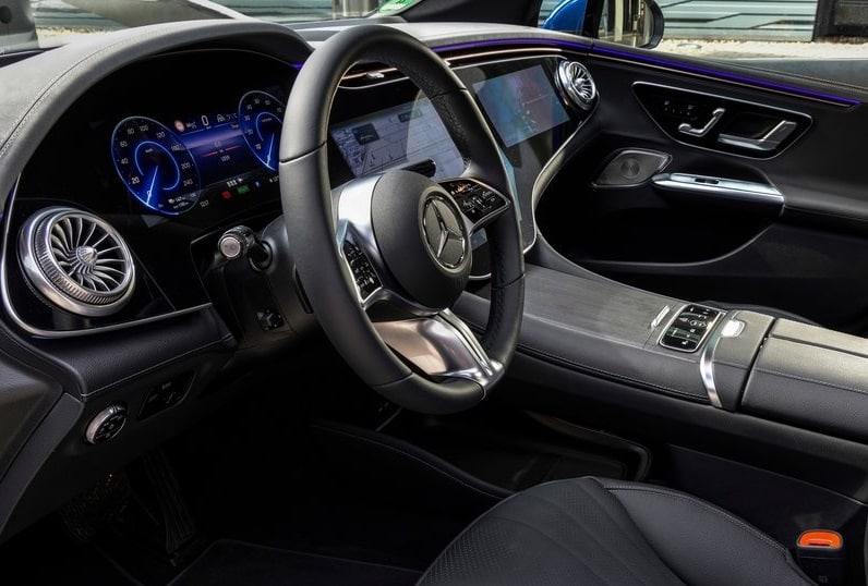 Mercedes-Benz EQE iç mekânında sürücü ekranı direksiyon ve orta konsol