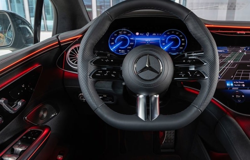Mercedes-Benz EQE iç mekânında direksiyon ve dijital gösterge paneli