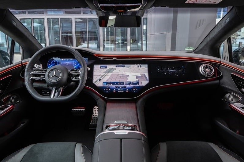 Mercedes-Benz EQE kokpitinde geniş orta ekran ve dijital gösterge düzeni