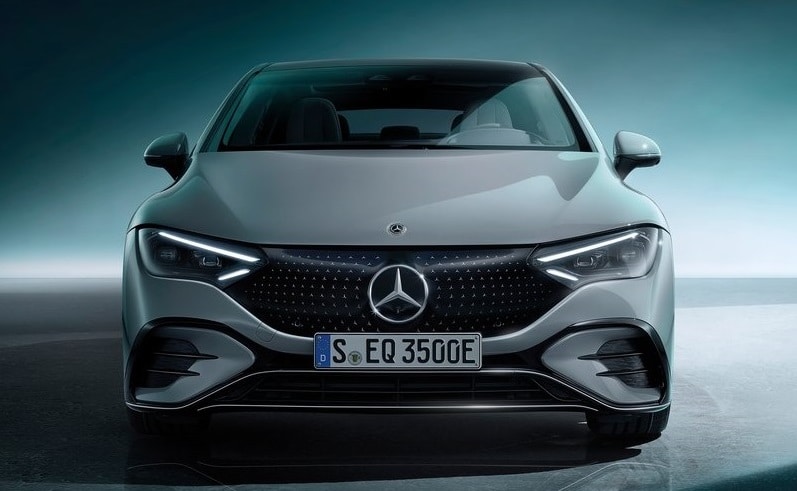 Gri Mercedes-Benz EQE sedanın önden görünümü ve siyah ön paneli