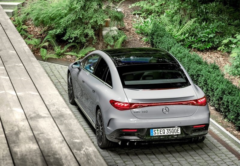 Gri Mercedes-Benz EQE sedanın yüksek açıdan arka görünümü