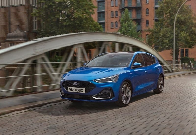2022 Kasım Ford Focus içeriğinde kullanılan mavi hatchback görseli