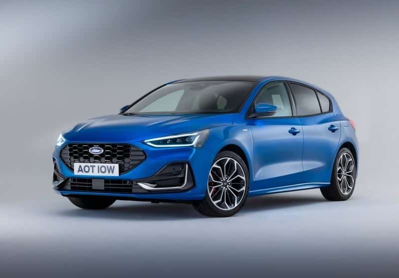 Mavi Ford Focus hatchback ön ve yan gövde görünümü