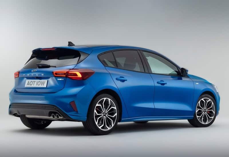 Mavi Ford Focus hatchback arka ve yan gövde görünümü