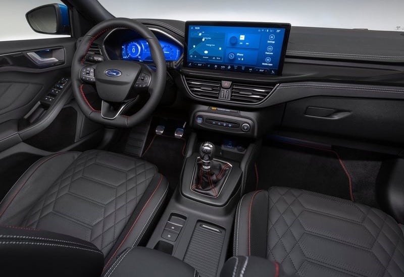 Ford Focus kokpiti direksiyon orta ekran ve manuel vites