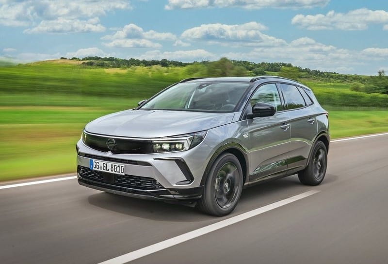 2023 Opel Grandland Eylül Fiyat Listesi yazısında kullanılan yolda ilerleyen gümüş Opel Grandland