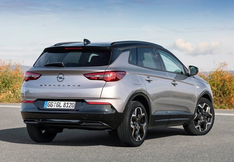 Park halindeki gümüş Opel Grandland arka ve yan gövde görünümü