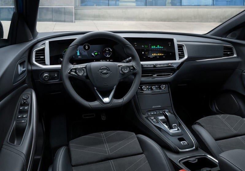 Opel Grandland dijital ekranlı kokpit ve orta konsol görünümü