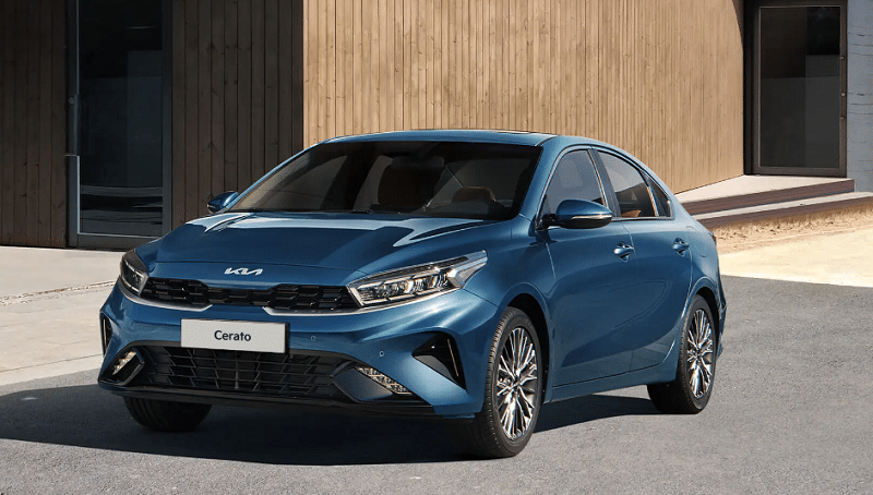 2024 Kia Cerato Ocak Fiyat Listesi yazısında mavi Cerato sedanın ön ve yan görünümü