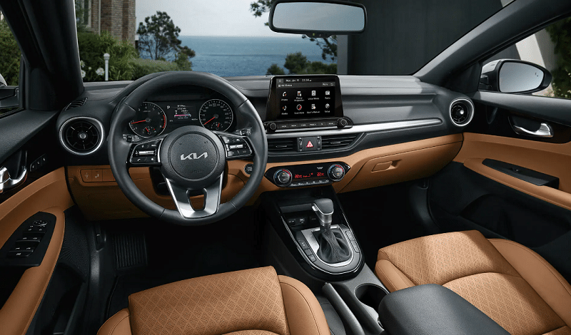 Kia Cerato kabininde direksiyon multimedya ekranı ve otomatik vites konsolu