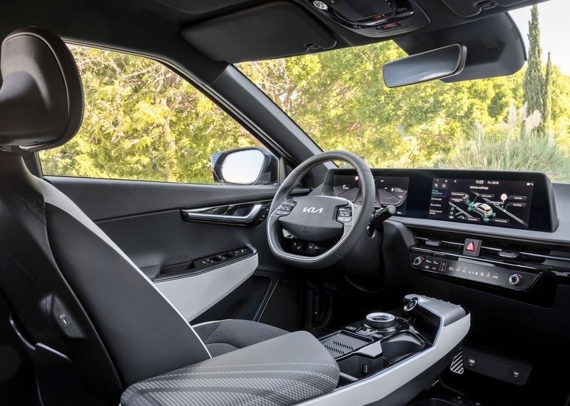 Kia EV6 sürücü kabini çift ekran ve orta konsol görünümü