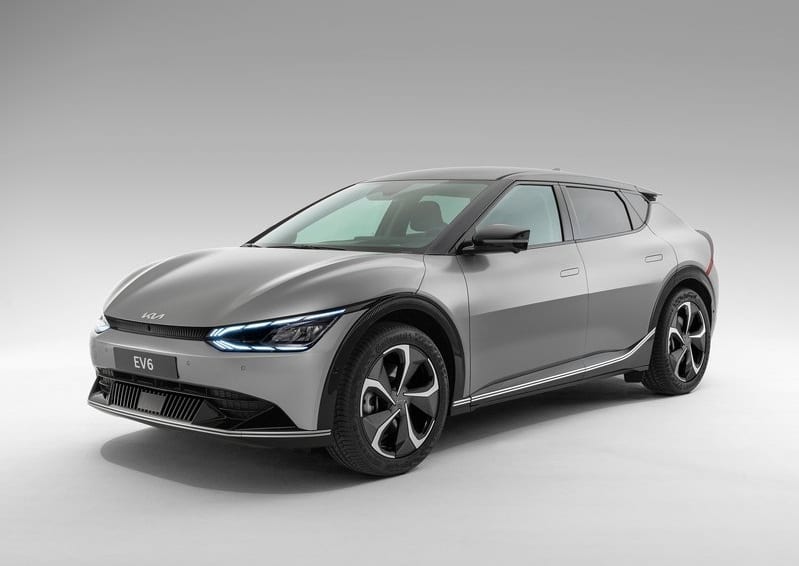 Kia EV6 stüdyo ortamında ön ve yan gövde görünümü