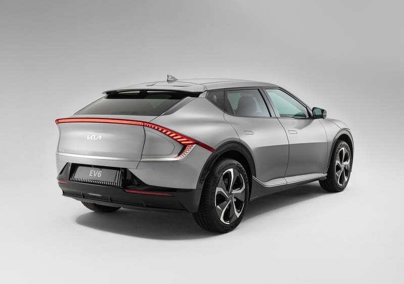 Kia EV6 stüdyo ortamında arka ve yan gövde görünümü